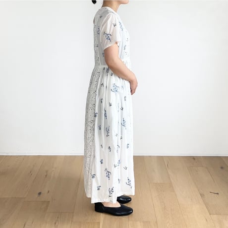 蒼い花 / 綿レースとインド花刺繍のパネルワンピース