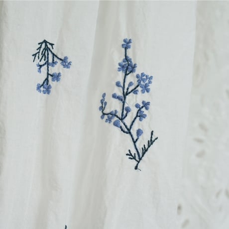 蒼い花 / 綿レースとインド花刺繍のパネルワンピース
