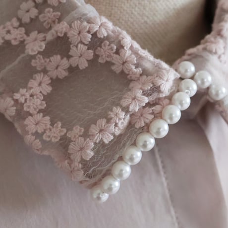 フラワー刺繍オーガンジー使い パール付きブラウス【JM2484BG】