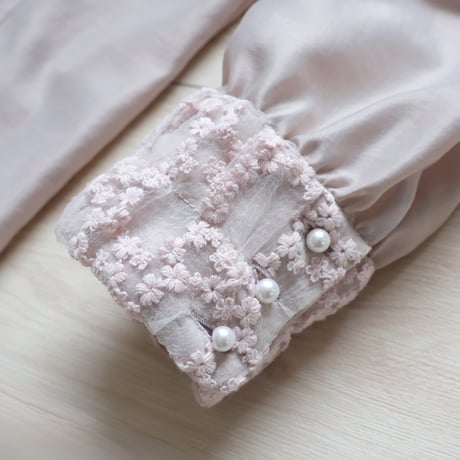 フラワー刺繍オーガンジー使い パール付きブラウス【JM2484BG】