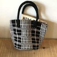 ケニア　アクリルサイザルバッグ共手　8インチ マサイシュカ 黒x白