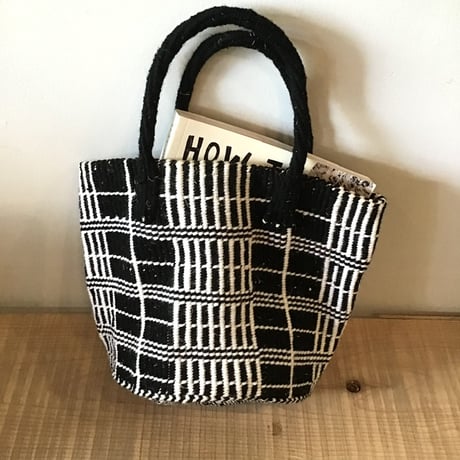 ケニア　アクリルサイザルバッグ共手　8インチ マサイシュカ 黒x白