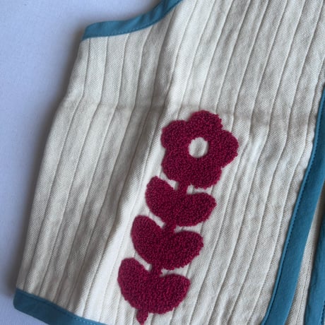 【piupiuchick】  WAISTCOAT ECRU WITH ENBROIDERED RED FLOWERS　（サイズ24M、４Y、6Y)