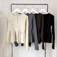 くるみボタン ペプラムニットカーディガン〈全4色〉