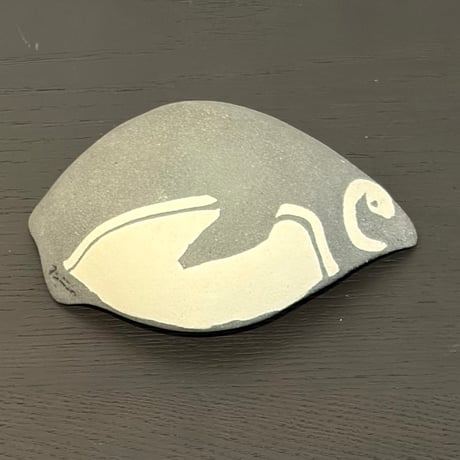 ぶんのまお　泳ぐマゼランペンギン小皿　左向き