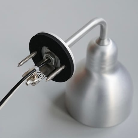 ENTRANCE LIGHT / aluminum , brass / 光が拡散しすぎず下方向をしっかりと照らすデザイン。金属なのに軽やかな存在感が建物をより魅力的に見せてくれるエントランスライト