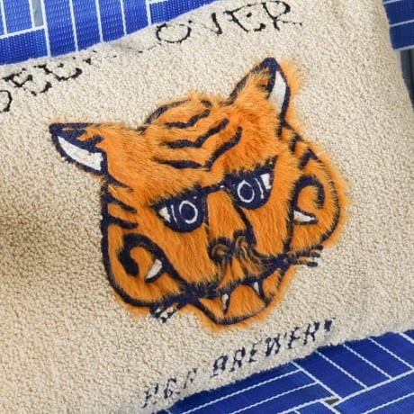 TIGER RECT CUSHION / リビングや寝室などのインテリア空間にはもちろん車内やテント内などのアウトドアシーンでも / クッション(中材)付き