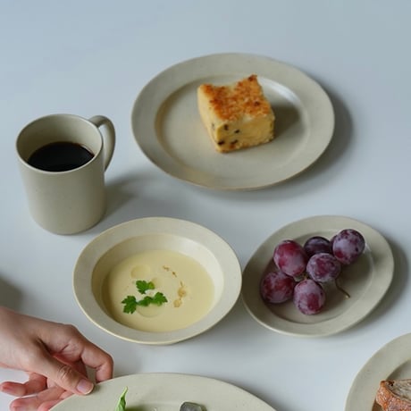 slom round plate / 素材の表情が食卓にあたたかみをもたらす陶食器シリーズ / Mサイズ , Lサイズ