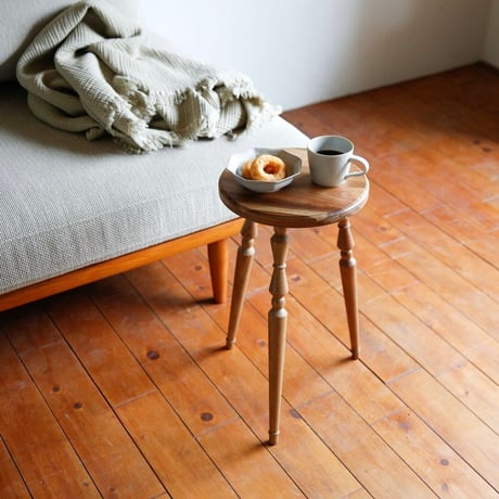 ANTIQUE STYLING TABLE / 洗練された佇まいと装飾が空間に表情を添えるミニテーブル / Sサイズ , Lサイズ