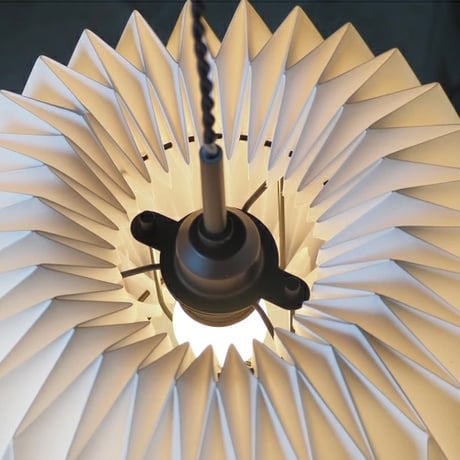Osku pendant light / デザインソースとなった雪洞の光がほのかに広がるモダンスタイルペンダントライト