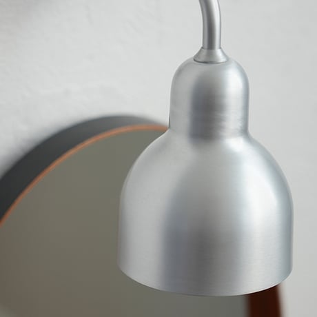 ENTRANCE LIGHT / aluminum , brass / 光が拡散しすぎず下方向をしっかりと照らすデザイン。金属なのに軽やかな存在感が建物をより魅力的に見せてくれるエントランスライト