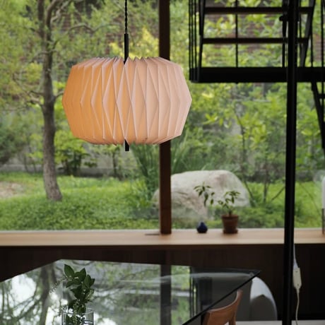 Osku pendant light / デザインソースとなった雪洞の光がほのかに広がるモダンスタイルペンダントライト