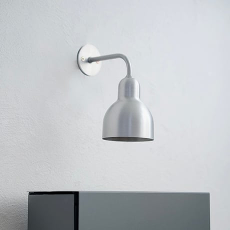 ENTRANCE LIGHT / aluminum , brass / 光が拡散しすぎず下方向をしっかりと照らすデザイン。金属なのに軽やかな存在感が建物をより魅力的に見せてくれるエントランスライト