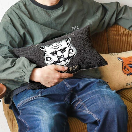 TIGER RECT CUSHION / リビングや寝室などのインテリア空間にはもちろん車内やテント内などのアウトドアシーンでも / クッション(中材)付き