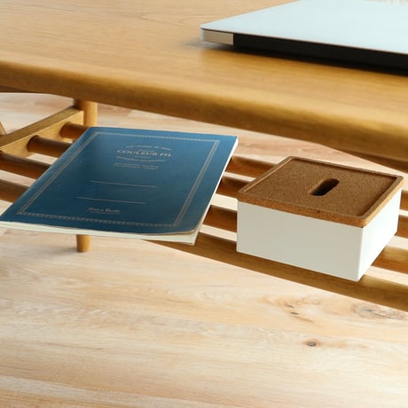 LIVING TABLE / 木の表情と抜け感のあるディテールが心地よいリビングテーブル