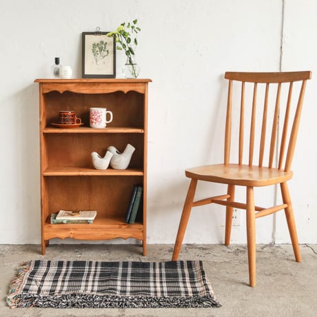 PINE WOOD SHELF / 棚は段ごとに高さを変えた3段仕様のパインウッドシェルフ / 収納棚