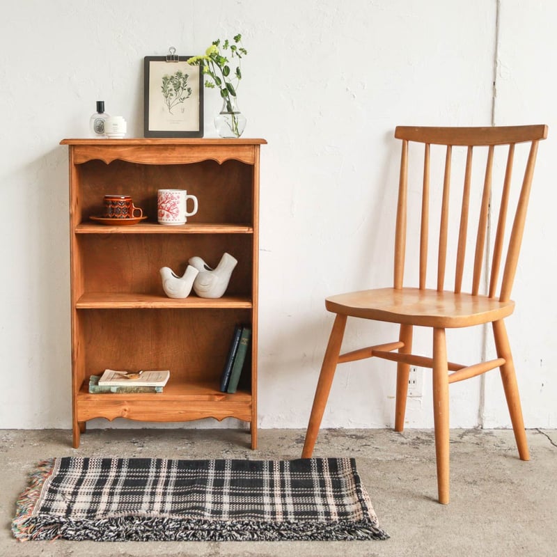 PINE WOOD SHELF / 棚は段ごとに高さを変えた3段仕様のパインウッド
