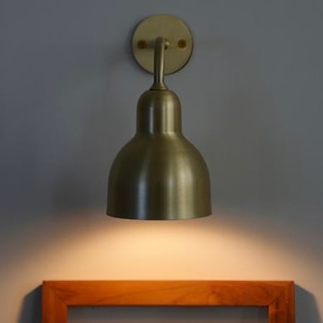 ENTRANCE LIGHT / aluminum , brass / 光が拡散しすぎず下方向をしっかりと照らすデザイン。金属なのに軽やかな存在感が建物をより魅力的に見せてくれるエントランスライト