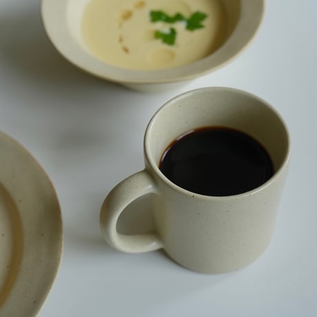 slom mag / made in japan / シックな美しさを感じる天然灰の釉薬を使用してツヤの少ない表面仕上げを行なっているため和洋中さまざまな料理と相性良くお使い頂けるマグカップ