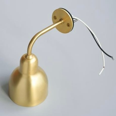ENTRANCE LIGHT / aluminum , brass / 光が拡散しすぎず下方向をしっかりと照らすデザイン。金属なのに軽やかな存在感が建物をより魅力的に見せてくれるエントランスライト