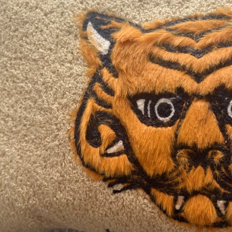 TIGER RECT CUSHION / リビングや寝室などのインテリア空間にはもちろん車内やテント内などのアウトドアシーンでも / クッション(中材)付き