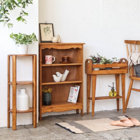 PINE WOOD SHELF / 棚は段ごとに高さを変えた3段仕様のパインウッドシェルフ / 収納棚