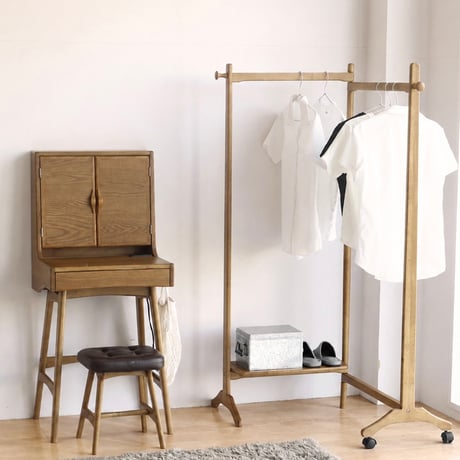 HANGER RACK / 木の表情と軽やかな抜け感が心地よいターンハンガーラック