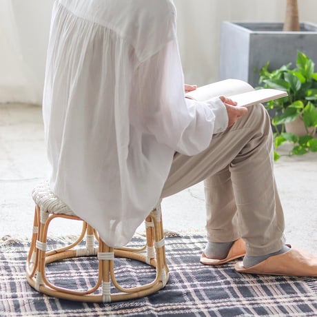 RATTAN + WHITE ROUND STOOL / 暮らしに寄り添うナチュラルラタンスツール