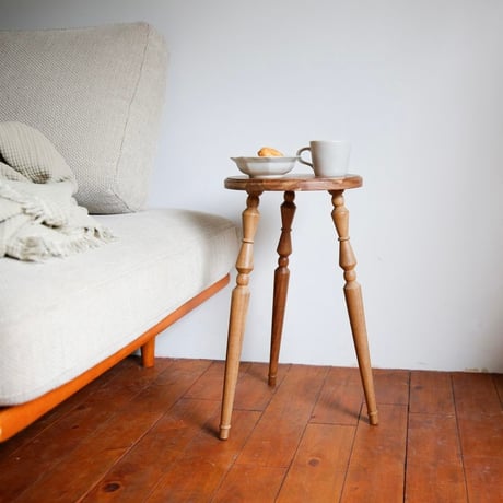ANTIQUE STYLING TABLE / 洗練された佇まいと装飾が空間に表情を添えるミニテーブル / Sサイズ , Lサイズ
