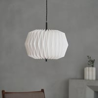 Osku pendant light / デザインソースとなった雪洞の光がほのかに広がるモダンスタイルペンダントライト