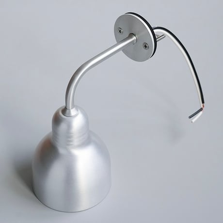 ENTRANCE LIGHT / aluminum , brass / 光が拡散しすぎず下方向をしっかりと照らすデザイン。金属なのに軽やかな存在感が建物をより魅力的に見せてくれるエントランスライト