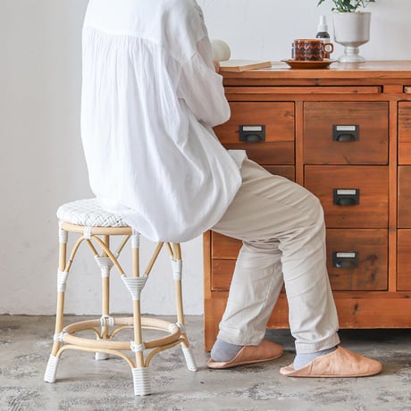 RATTAN + WHITE ROUND STOOL / 暮らしに寄り添うナチュラルラタンスツール