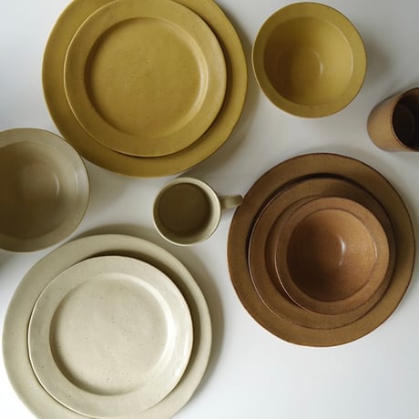 slom round plate / 素材の表情が食卓にあたたかみをもたらす陶食器シリーズ / Mサイズ , Lサイズ