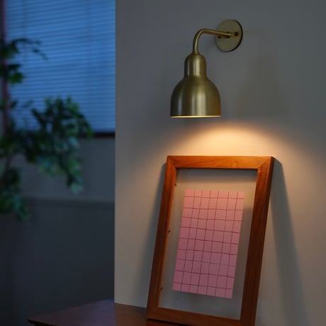 ENTRANCE LIGHT / aluminum , brass / 光が拡散しすぎず下方向をしっかりと照らすデザイン。金属なのに軽やかな存在感が建物をより魅力的に見せてくれるエントランスライト
