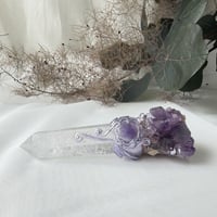 原石の記憶を抱く杖 － アメジストと水晶のワンド