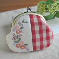 花刺繍のがま口ポーチ