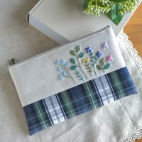 花刺繍のフラットポーチ