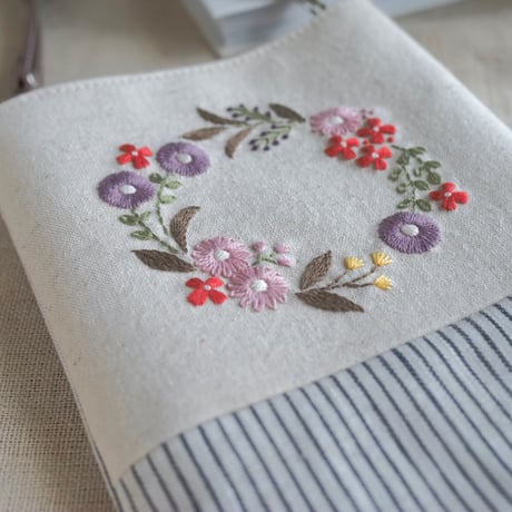 花刺繍のスマホショルダー