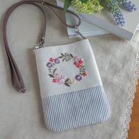 花刺繍のスマホショルダー
