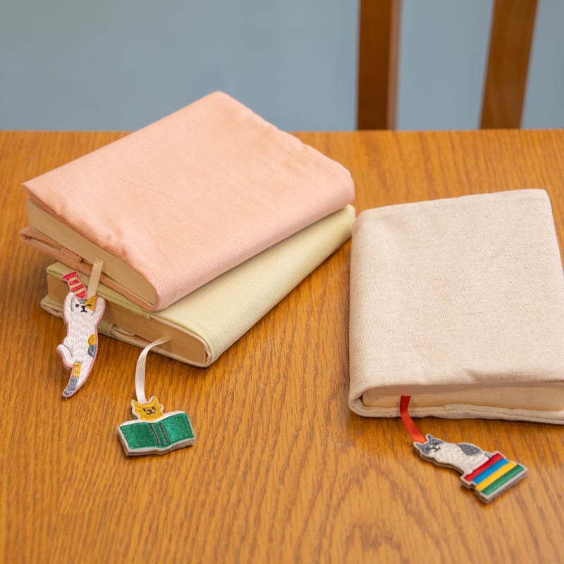 小泉さよ刺繍チャーム ブックカバー（全3種） | Cat's Meow Books Virtu