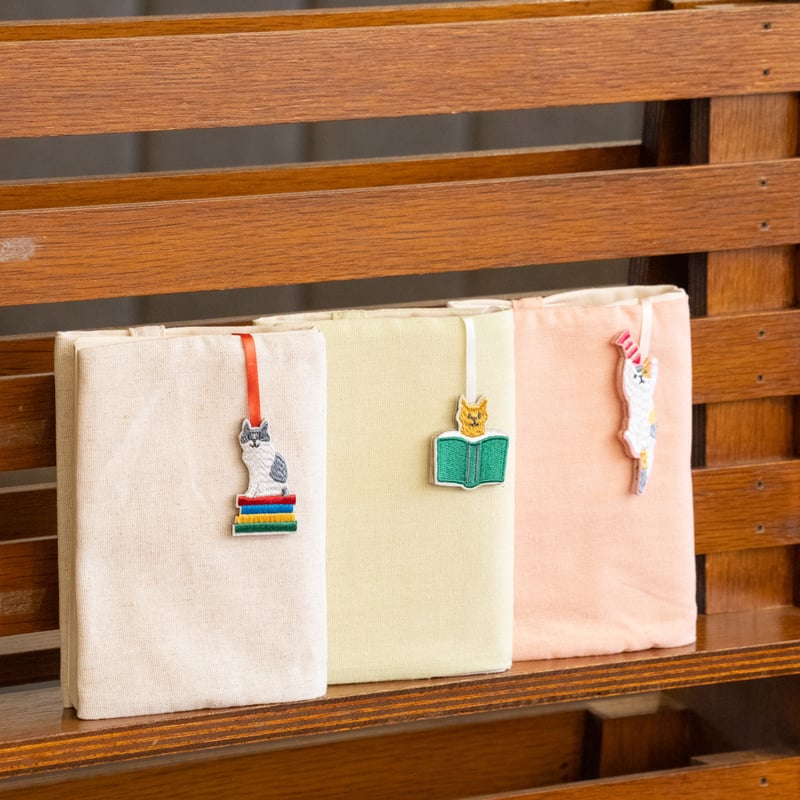 小泉さよ刺繍チャーム ブックカバー（全3種） | Cat's Meow Books Virtu