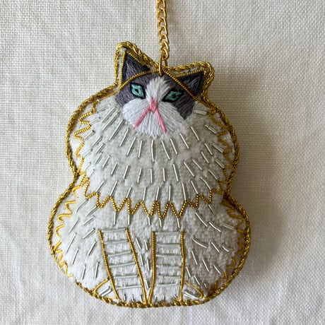 【期間限定：8/16まで】 ザリ刺繍バッグチャーム（キーホルダー）　キャット（ファーリー）