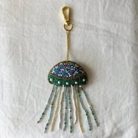 【期間限定：8/16まで】 ザリ刺繍バッグチャーム（キーホルダー）　クラゲ