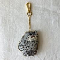 【期間限定：8/16まで】 ザリ刺繍バッグチャーム（キーホルダー）　マヌルネコ