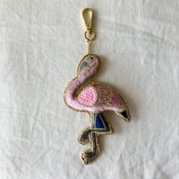【期間限定：8/16まで】 ザリ刺繍バッグチャーム（キーホルダー）　フラミンゴ