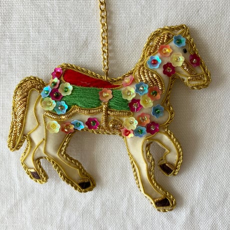 【期間限定：8/16まで】 ザリ刺繍バッグチャーム（キーホルダー）　ホワイトホース