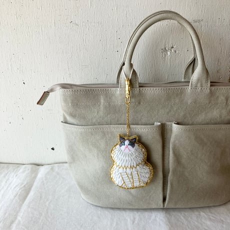 【期間限定：8/16まで】 ザリ刺繍バッグチャーム（キーホルダー）　キャット（ファーリー）
