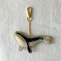 【期間限定：8/16まで】 ザリ刺繍バッグチャーム（キーホルダー）　クジラ