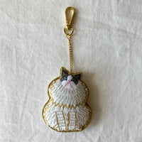 【期間限定：8/16まで】 ザリ刺繍バッグチャーム（キーホルダー）　キャット（ファーリー）