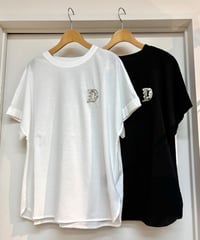 Paulinebleu｜ パールビジュー「D」ロゴ Tシャツ